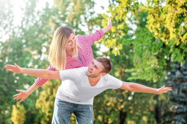 Pareja feliz en el parque en el día soleado —  Fotos de Stock