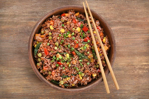 Бурый рис и овощи — стоковое фото