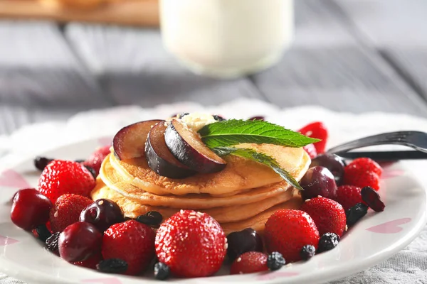 Assiette avec de savoureuses crêpes — Photo