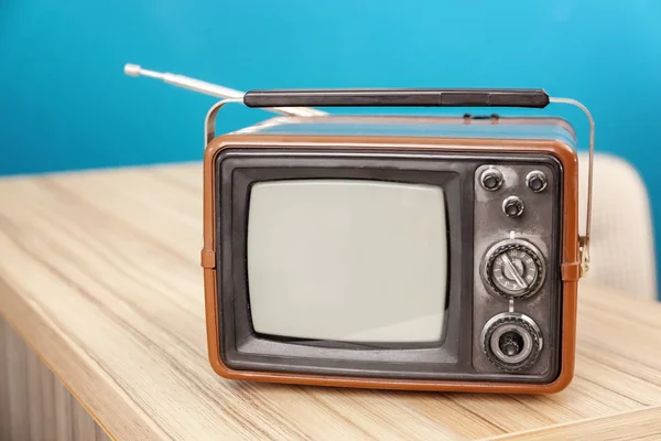 Starodawny stary telewizor na drewnianym stole — Zdjęcie stockowe