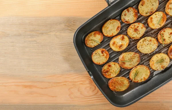 Lezzetli fırında patates dilimleri