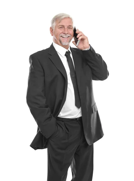 Uomo anziano che parla con il cellulare su sfondo bianco — Foto Stock