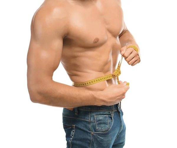 Muskulöser Mann, der seine Taille auf weißem Hintergrund misst — Stockfoto