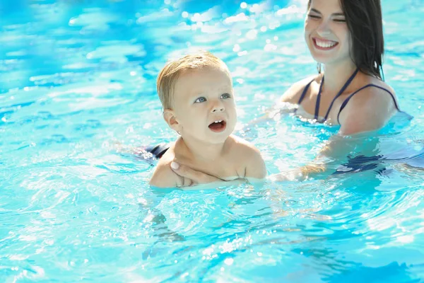 Baby med mor i poolen — Stockfoto