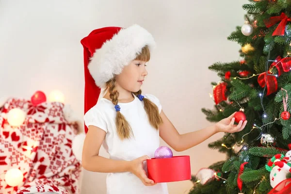 Söt Liten Flicka Santa Hatt Dekorera Julgran Hemma — Stockfoto