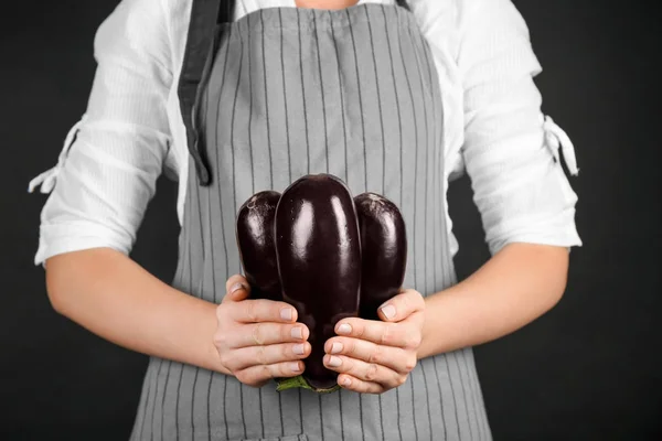 Kvinna anläggning äggplantor — Stockfoto