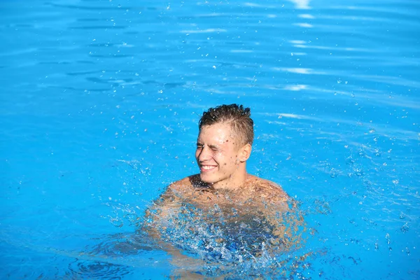 Schöner junger Mann im Schwimmbad — Stockfoto