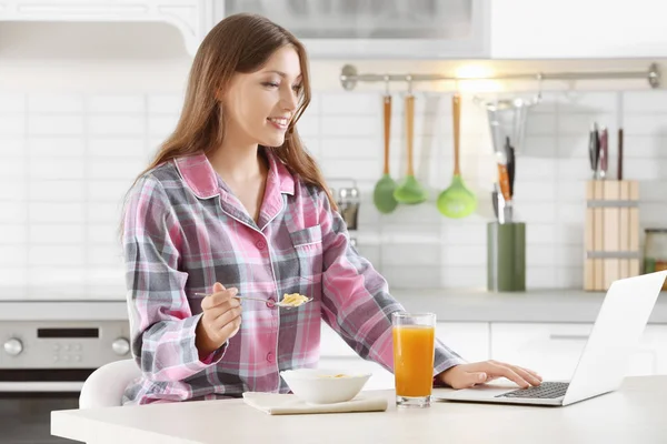 Morgen der jungen schönen Frau beim Frühstück in der Küche — Stockfoto