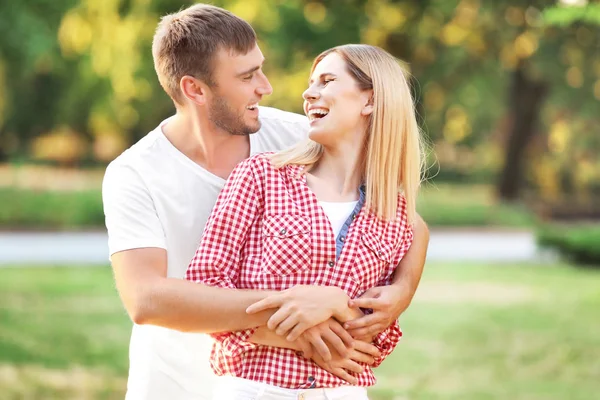 Pareja feliz en el parque en el día soleado —  Fotos de Stock