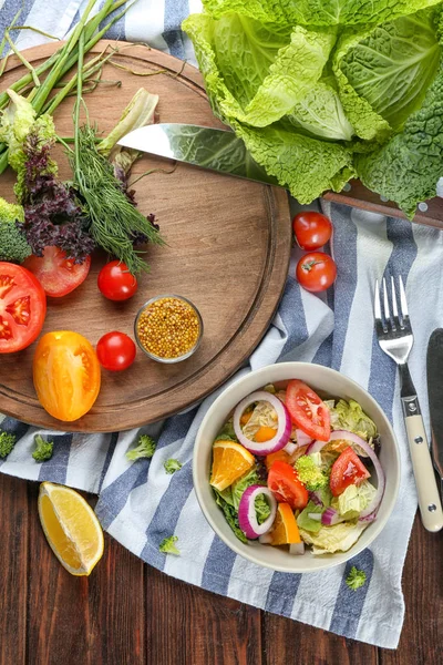 Composición con ensalada de col rizada en tazón sobre mesa —  Fotos de Stock