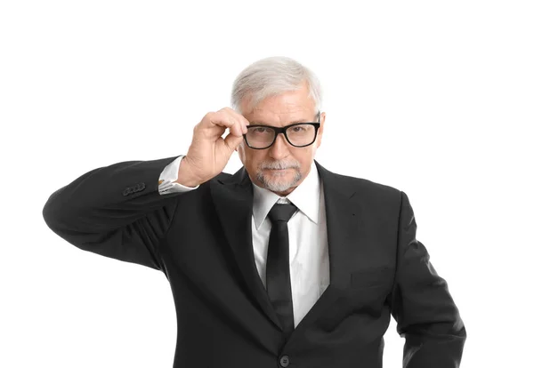 Пожилой человек в очках на белом фоне — стоковое фото