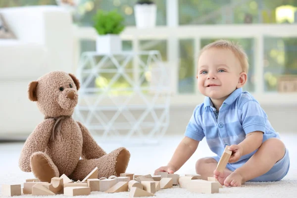 Lindo bebé jugando en casa — Foto de Stock