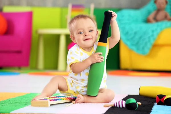 Lindo bebé jugando en casa —  Fotos de Stock
