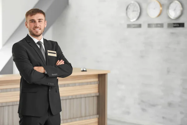 Männlicher Hotelempfänger am Arbeitsplatz — Stockfoto