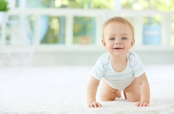 Carino piccolo bambino a casa — Foto Stock