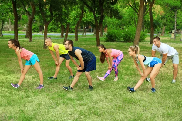 Grupp unga människor som gör träning utomhus — Stockfoto