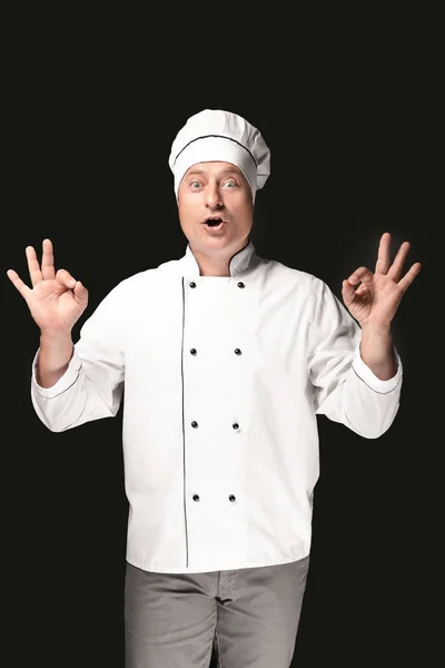 Manlig kock i uniform på svart bakgrund — Stockfoto