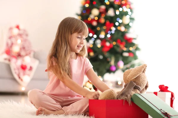 Petite Fille Mignonne Avec Jouet Dans Chambre Décorée Pour Noël — Photo