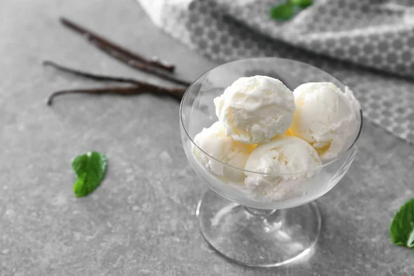 Delicious vanilla ice cream — Stock Photo, Image