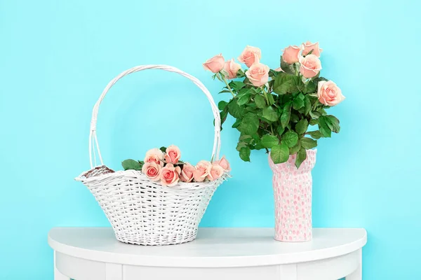 Apricot roses on table — Stock Photo, Image