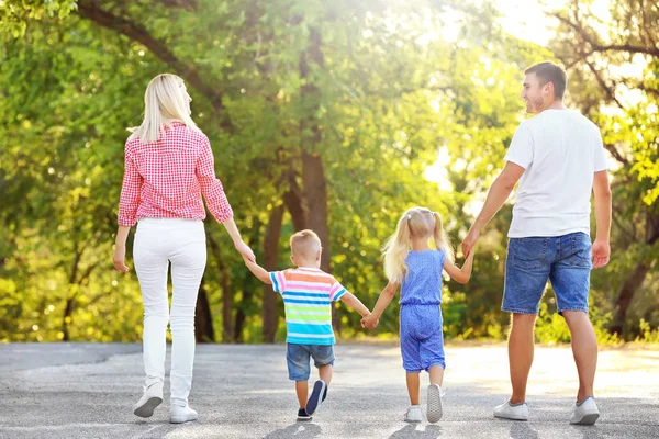 Mutlu aile Park güneşli