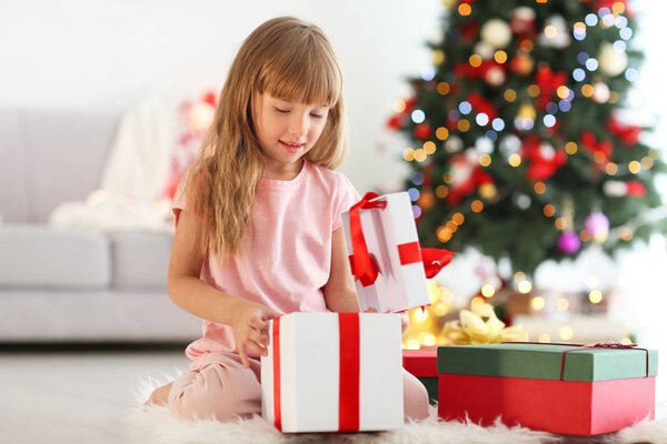 Cute Little Girl Otwarcie Pudełko Prezentów Pokoju Urządzone Boże Narodzenie — Zdjęcie stockowe