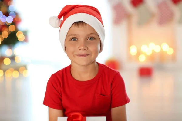 Kleine jongen in Kerstman hoed — Stockfoto