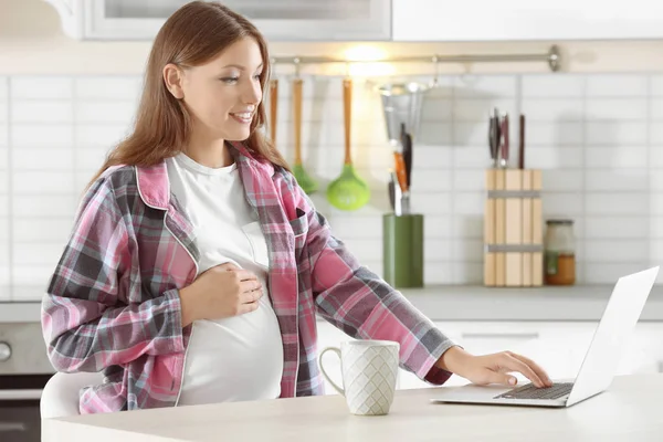 Junge schwangere Frau — Stockfoto