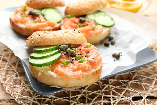 Heerlijke bagel met zalm op plaat — Stockfoto