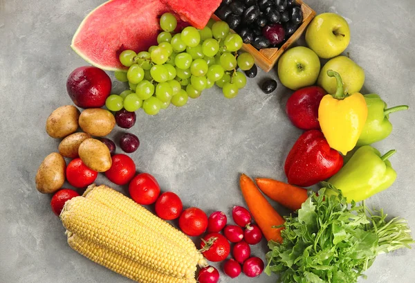 Samenstelling met verse groenten en fruit — Stockfoto