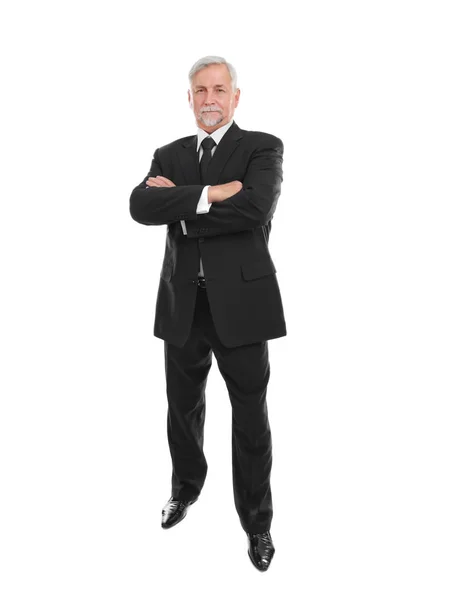 Homme âgé en costume noir sur fond blanc — Photo