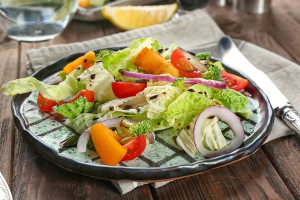 Блюдо с капустным салатом на столе, крупным планом — стоковое фото