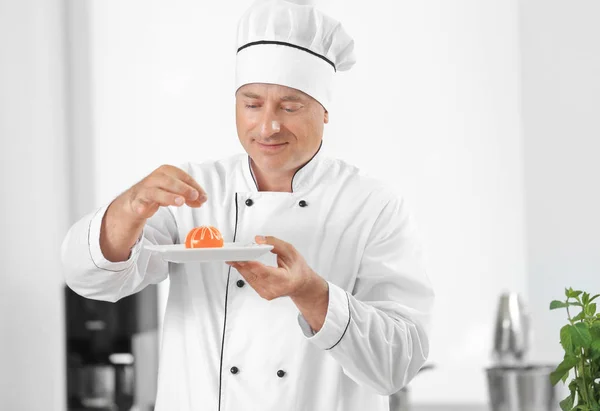 Chef masculino cozinhar sobremesa na cozinha — Fotografia de Stock