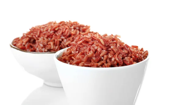 红米饭，孤立在白色的碗 — 图库照片
