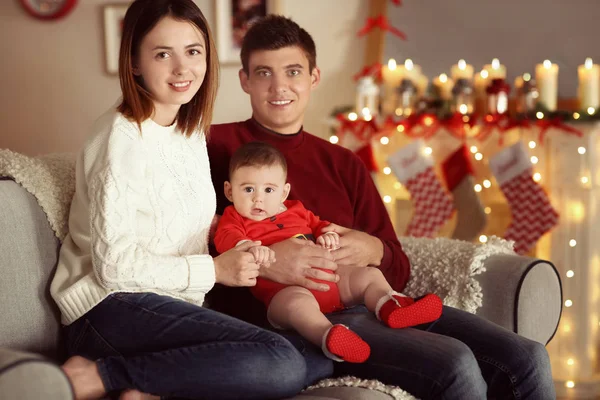 Pais felizes com bebê pequeno em decorado para a sala de Natal — Fotografia de Stock
