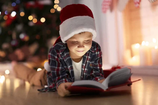 Menino bonito em chapéu de Natal — Fotografia de Stock