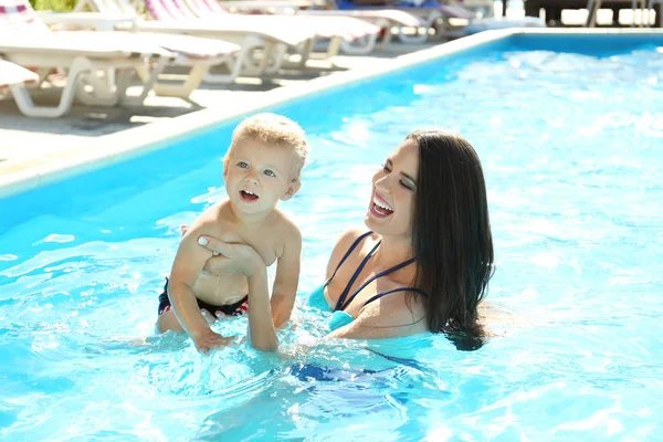 Baby mit Mutter im Schwimmbad — Stockfoto