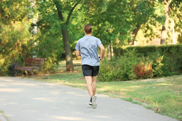 Sportlicher junger Mann läuft — Stockfoto