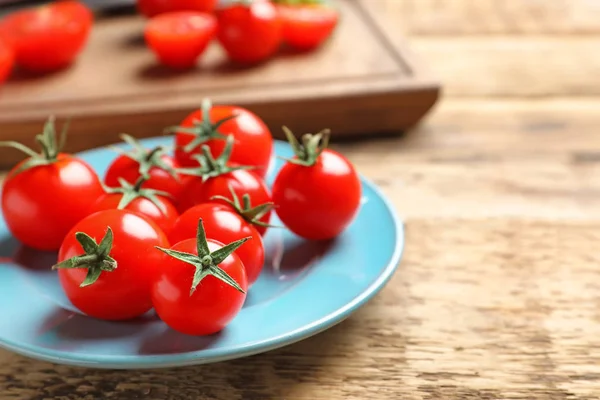 Fresh cherry tomatoes — Stock Photo, Image