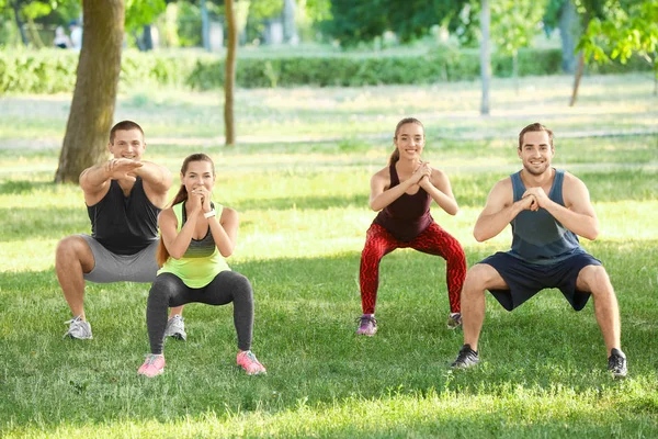 Bir grup genç insan açık havada egzersiz yaparak — Stok fotoğraf