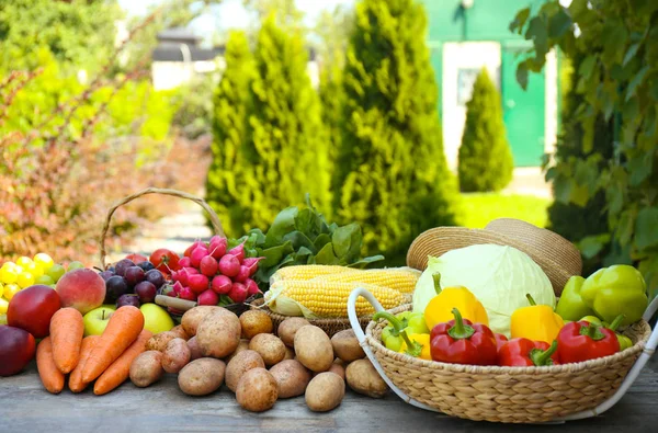 Свіжі фрукти та овочі на дерев'яному столі — стокове фото