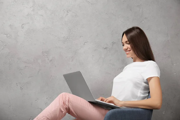 Mujer joven con portátil — Foto de Stock