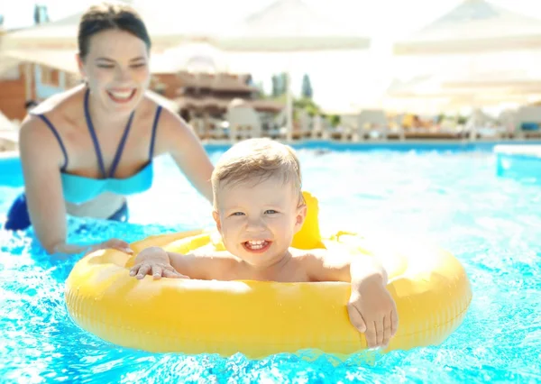 Mor och barn med uppblåsbar ring i poolen — Stockfoto