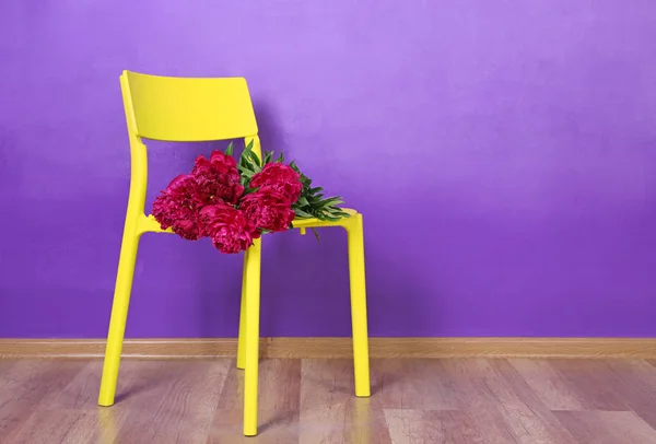 Krzesło z bukietem kwiatów piwonia — Zdjęcie stockowe
