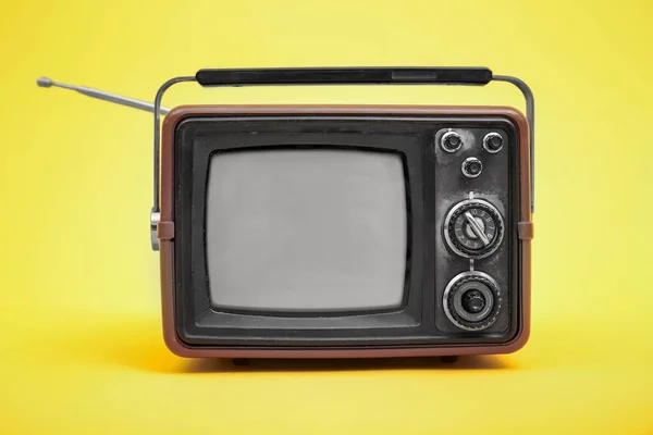 Oude vintage tv op kleur achtergrond — Stockfoto