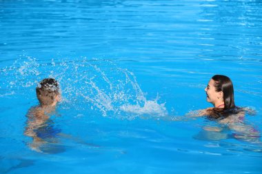Mutlu genç çift Resort'ta yüzme havuzunda