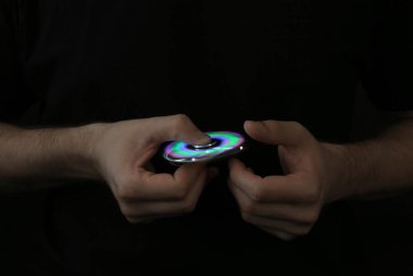 Adam modern aydınlık spinner koyu arka plan üzerinde haddeleme