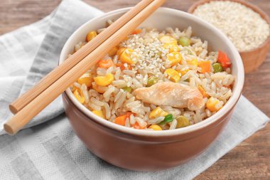 kahverengi pirinç ve sebze