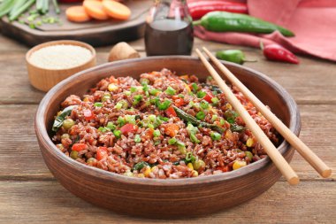 kahverengi pirinç ve sebze