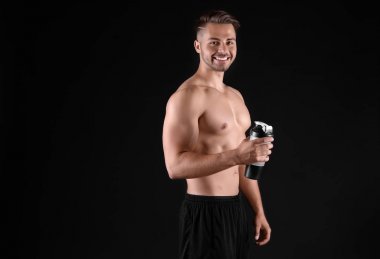 Şişe su ile sportif genç adam 